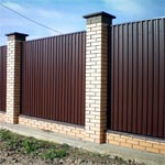 Забор из профнастила с применением кирпича